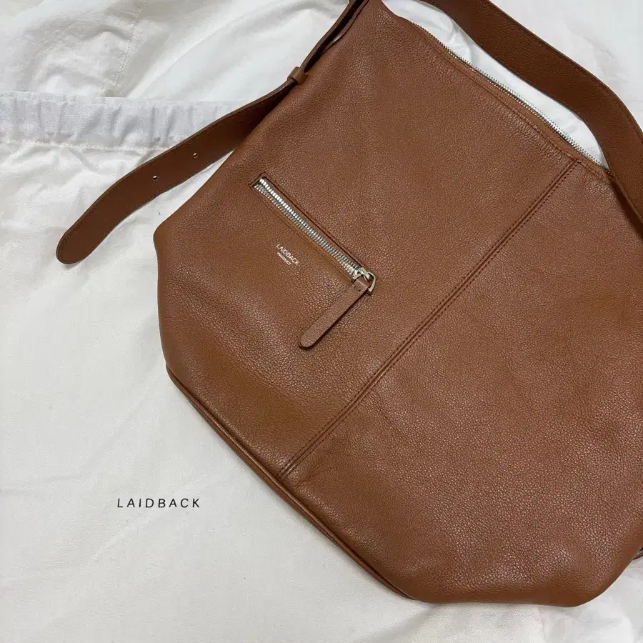 LAIDBACK 숄더백 브라운