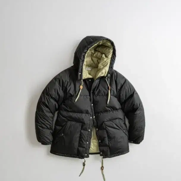 비헤비어 - SIERRA DUCK DOWN PARKA "black/l.olive" 3사이즈