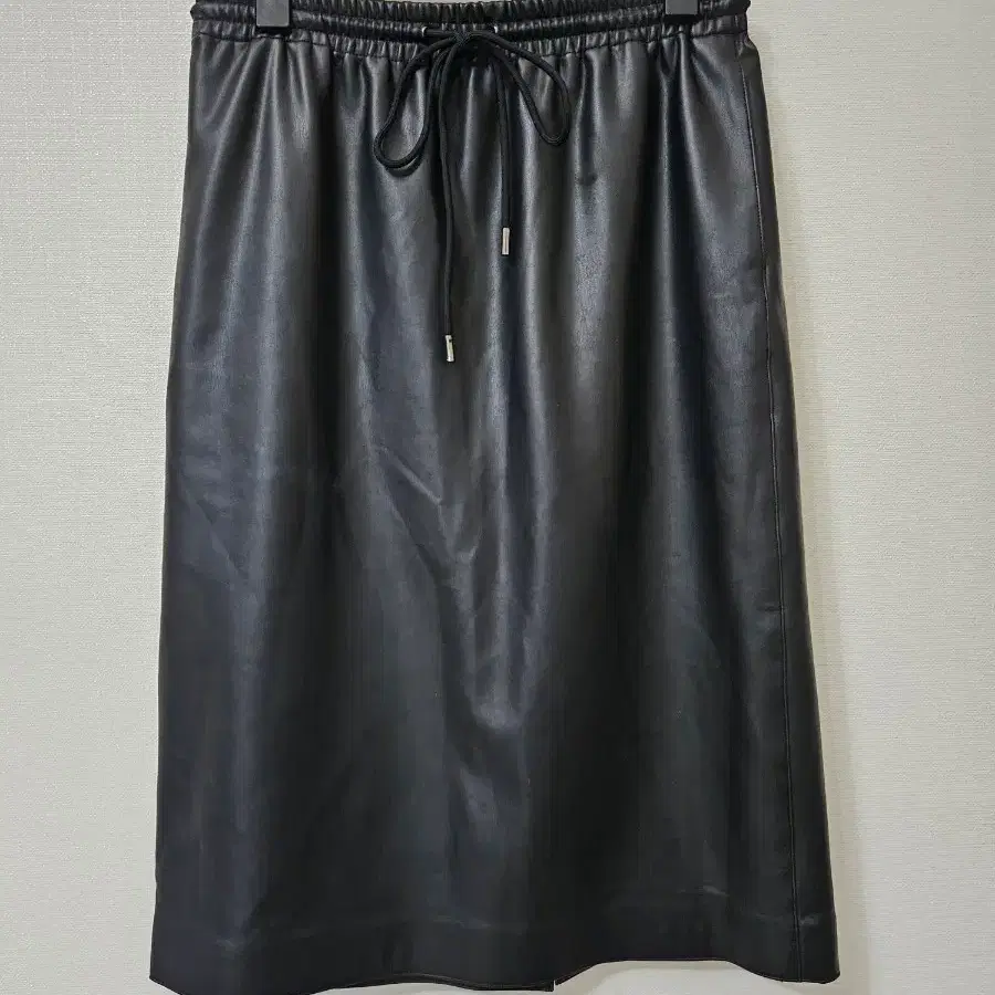 띠어리 폭스레더(Faux Leather) 스커트