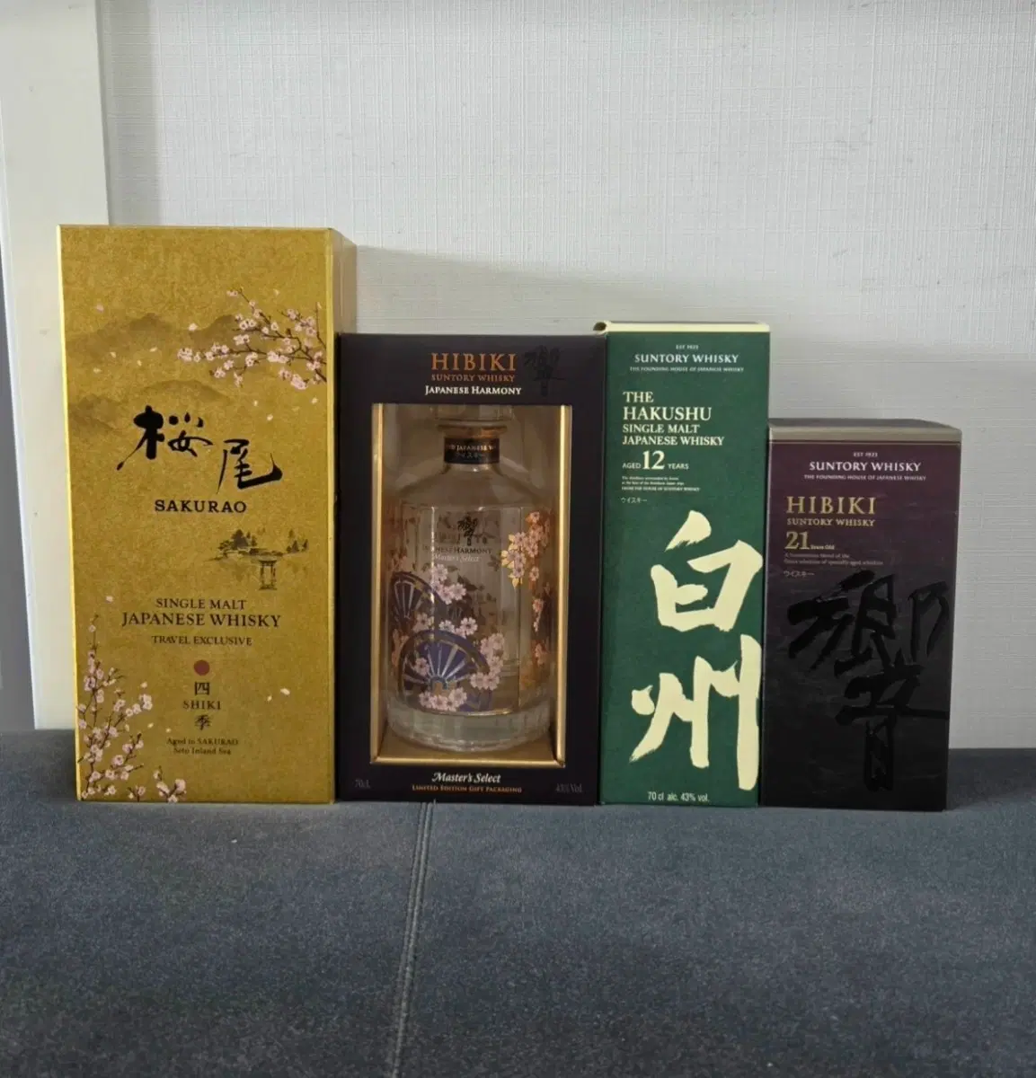 사쿠라오 싱글 몰트 + 히비키 재패니 + 하쿠슈 12년 위스키 공병