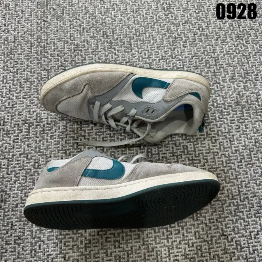나이키 스웨이드 배색 운동화 280