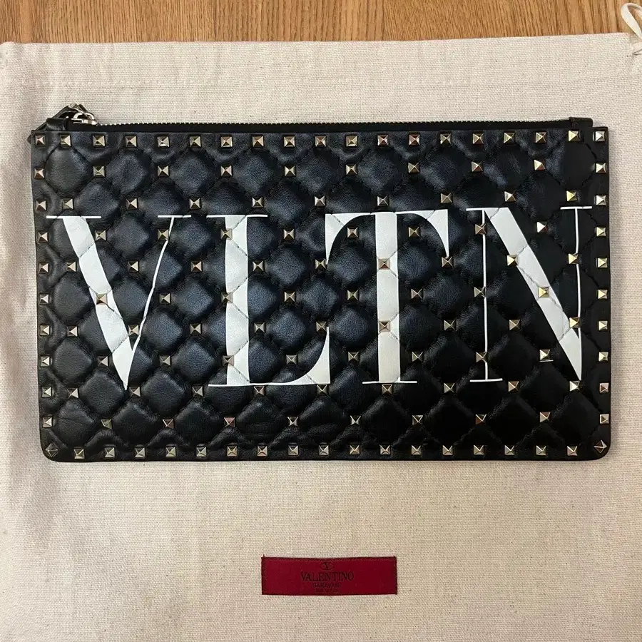 발렌티노 VLTN 락스터드 스파이크 블랙 클러치