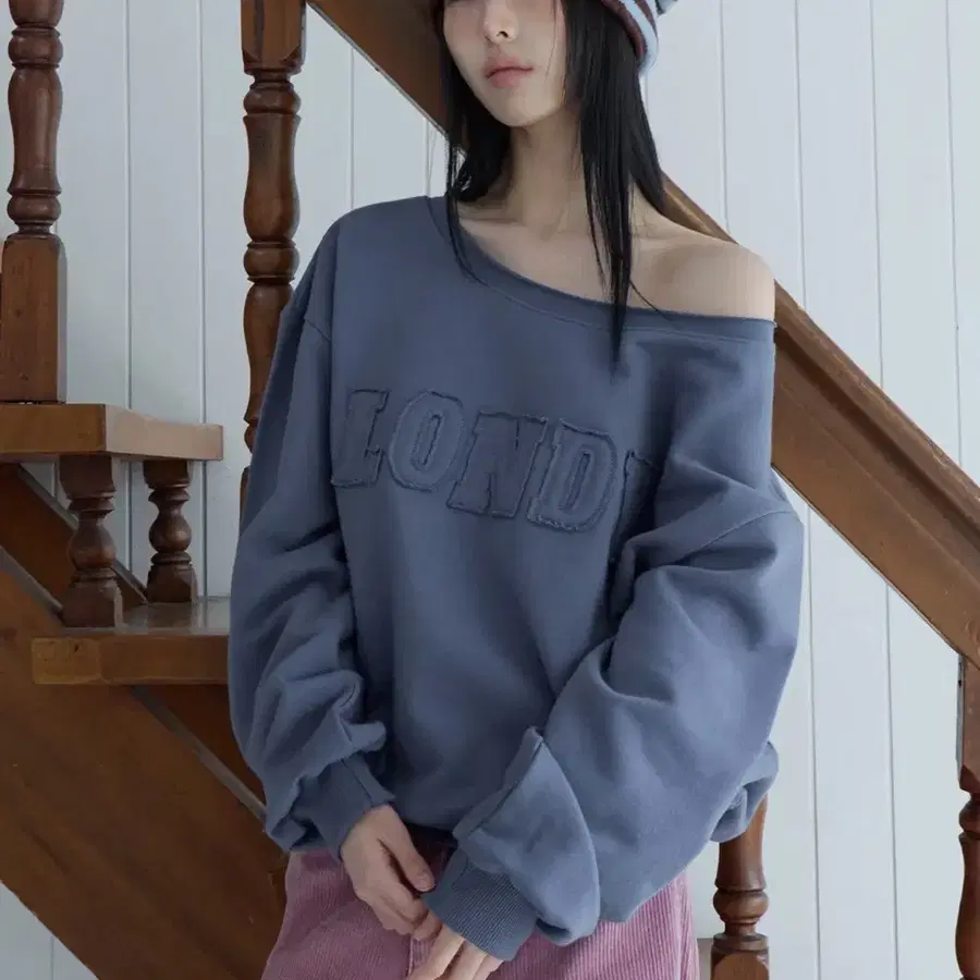 [새상품] 런던다다 원숄더 맨투맨 블루