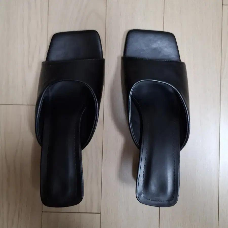 블랙 사각코 뮬 힐