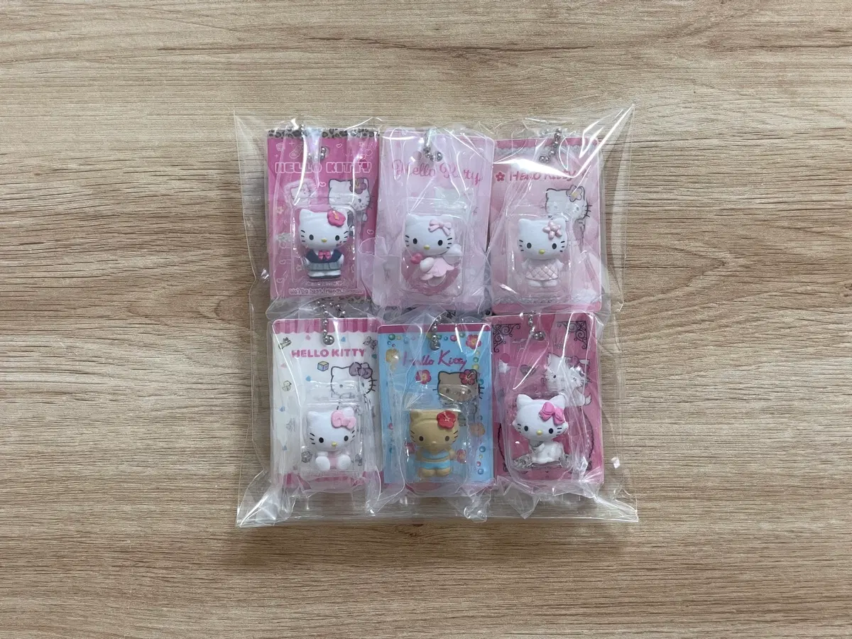 헬로키티 패키지 미니어쳐 컬렉션 가챠 키링 교복 태닝 갸루 퀄트 챠미키티