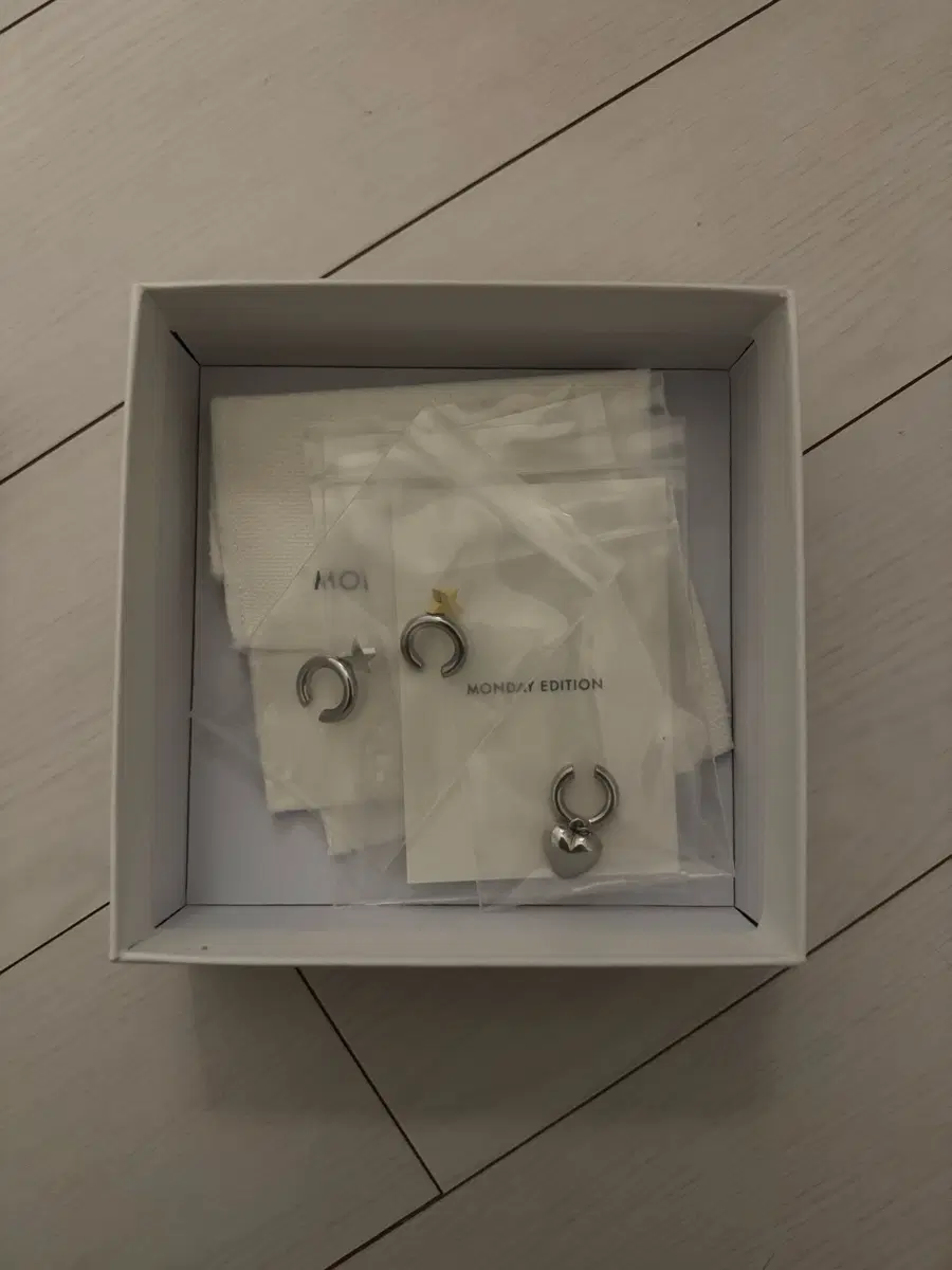 먼데이에디션 이어커프
