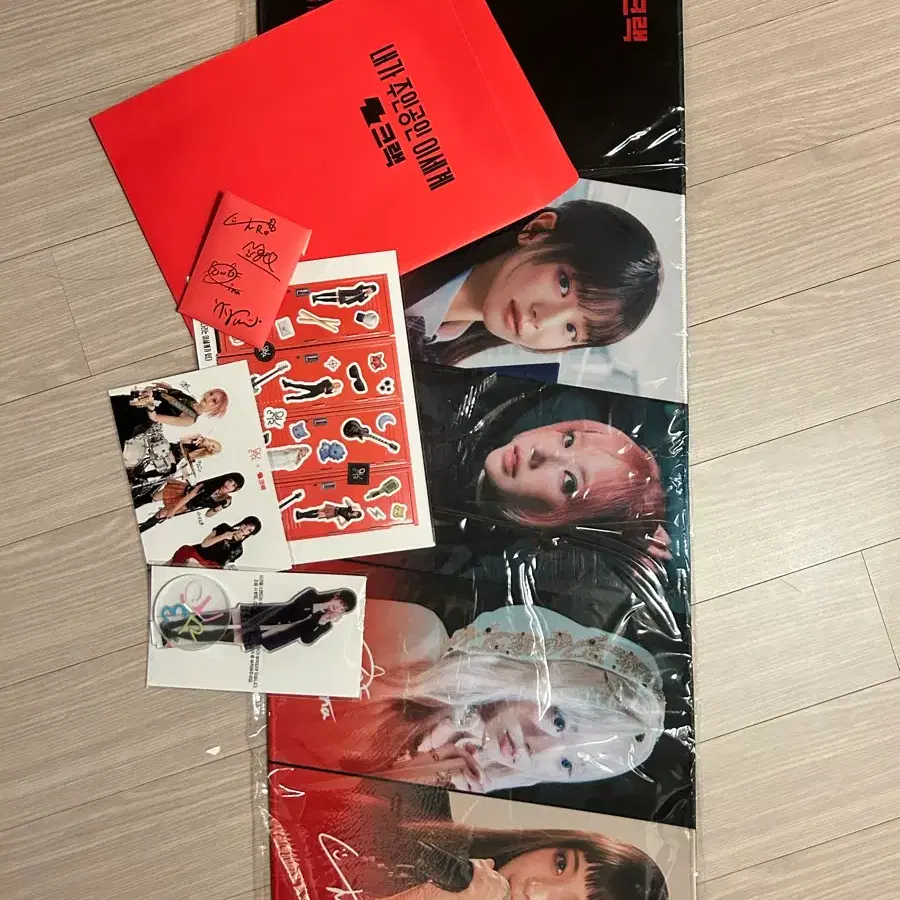 QWER 한정판 굿즈 판매 (장패드, 쵸단 아크릴스탠드, 멤버 전원 포카)