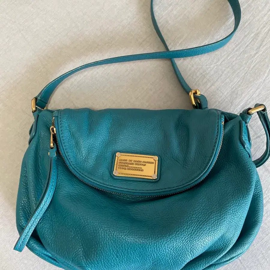 [Marc Jacobs] 마크바이마크제이콥스 소가죽 나타샤 크로스백 (틸블루)