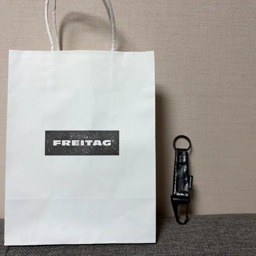 프라이탁 아처 키링 올블랙