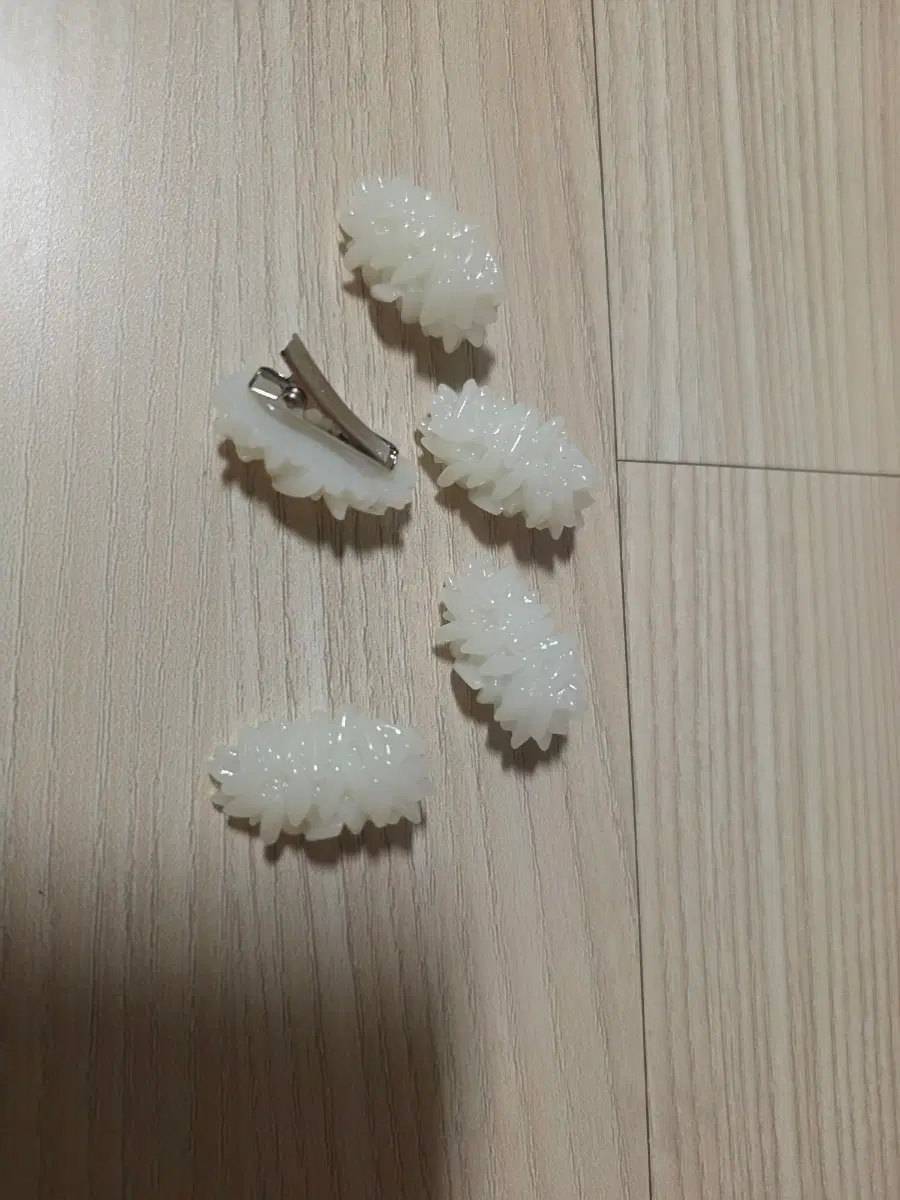 밥풀 5개 집게핀 밥초밥  밥알 뱃지 쌀 미니 악세사리 꾸미기 소품