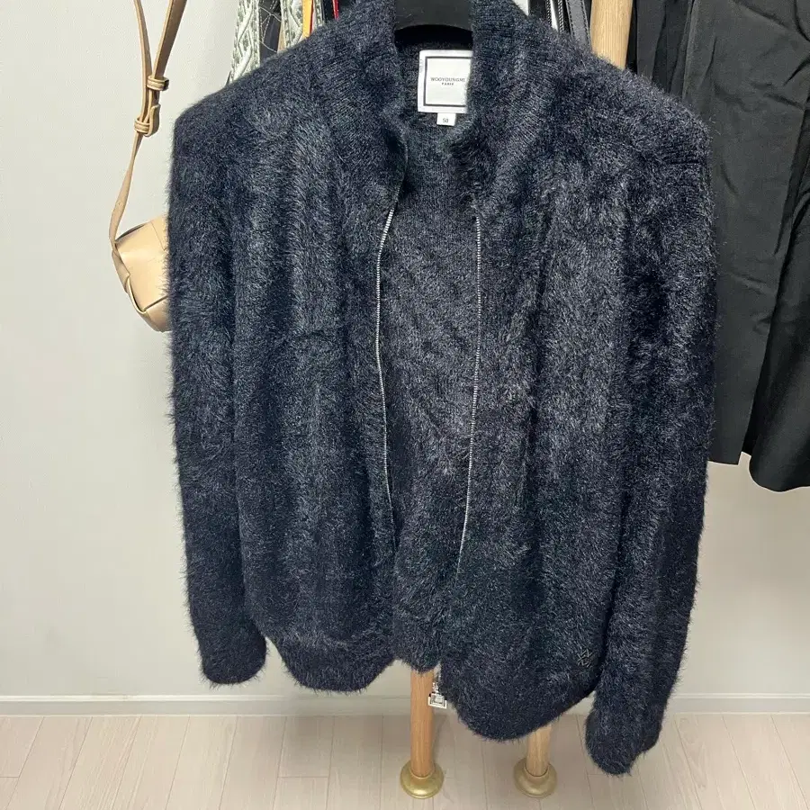 우영미 헤어리 하이넥 니트 집업 25fw