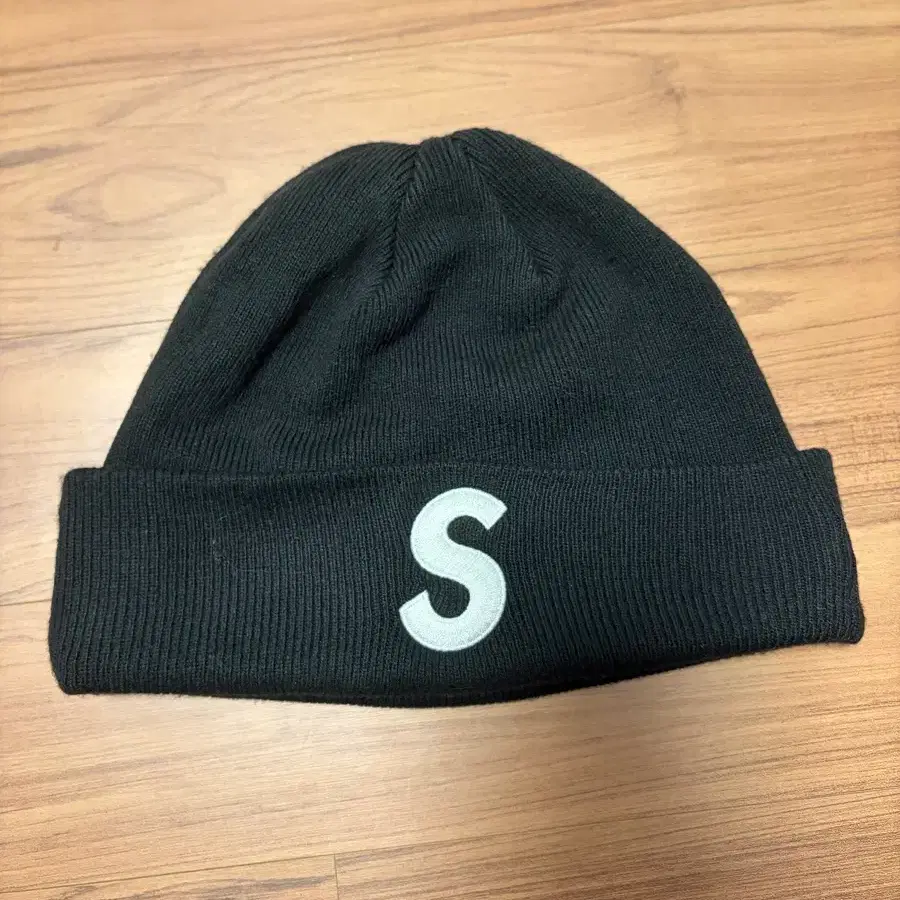 슈프림 뉴에라 S 로고 fw23