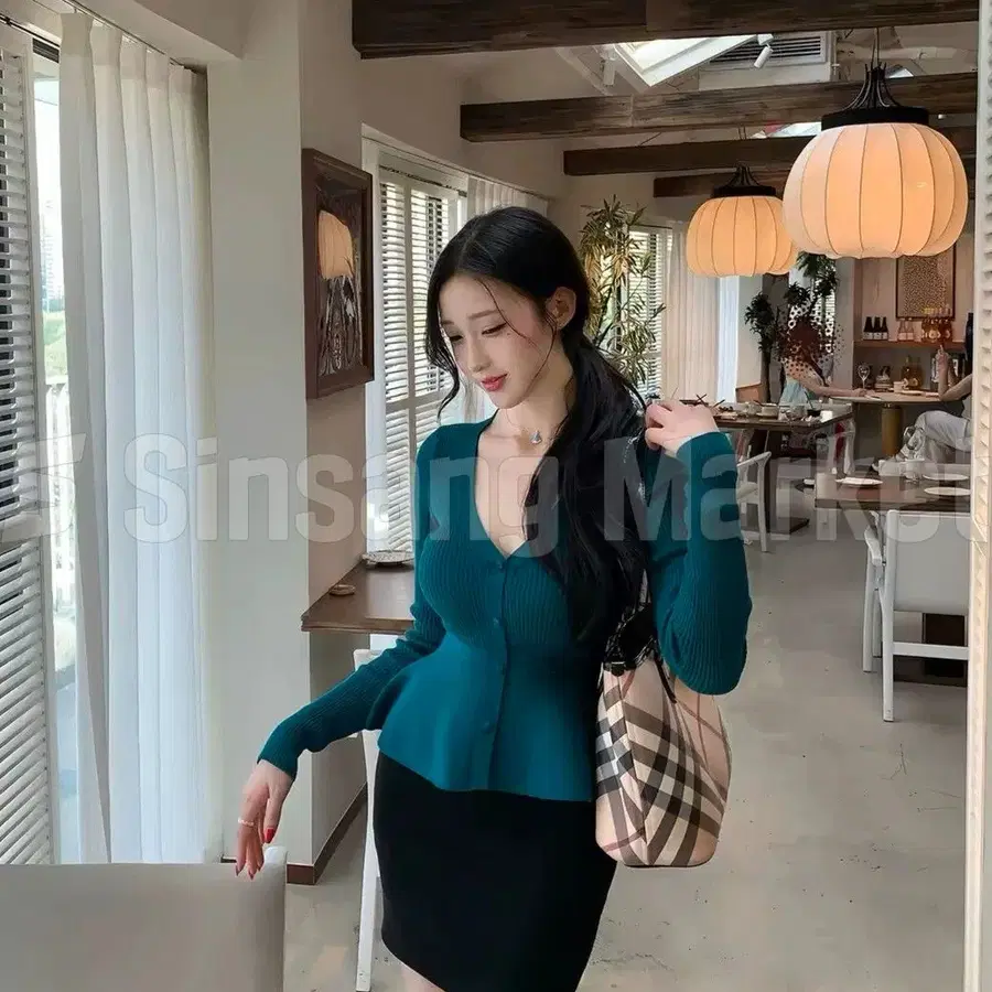 [빠른발송] 슬림 골지 페플럼 버튼 니트