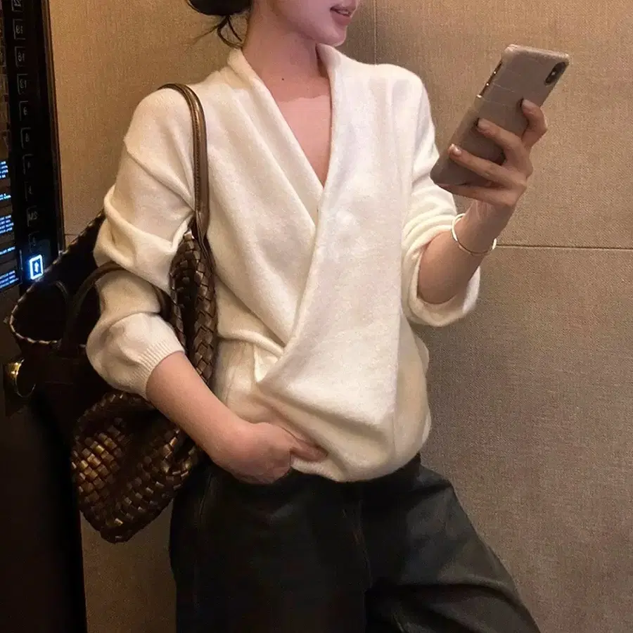 261. 에이블리 봄쯔 브이넥 랩 니트 아이보리