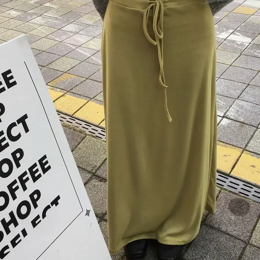 트렌치오브 로우라이즈 롱 스커트 올리브 새상품
