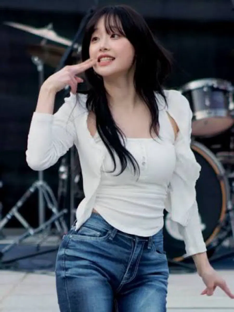 이달소 츄 레전드 직캠 착장 코디 (나시 + 가디건)