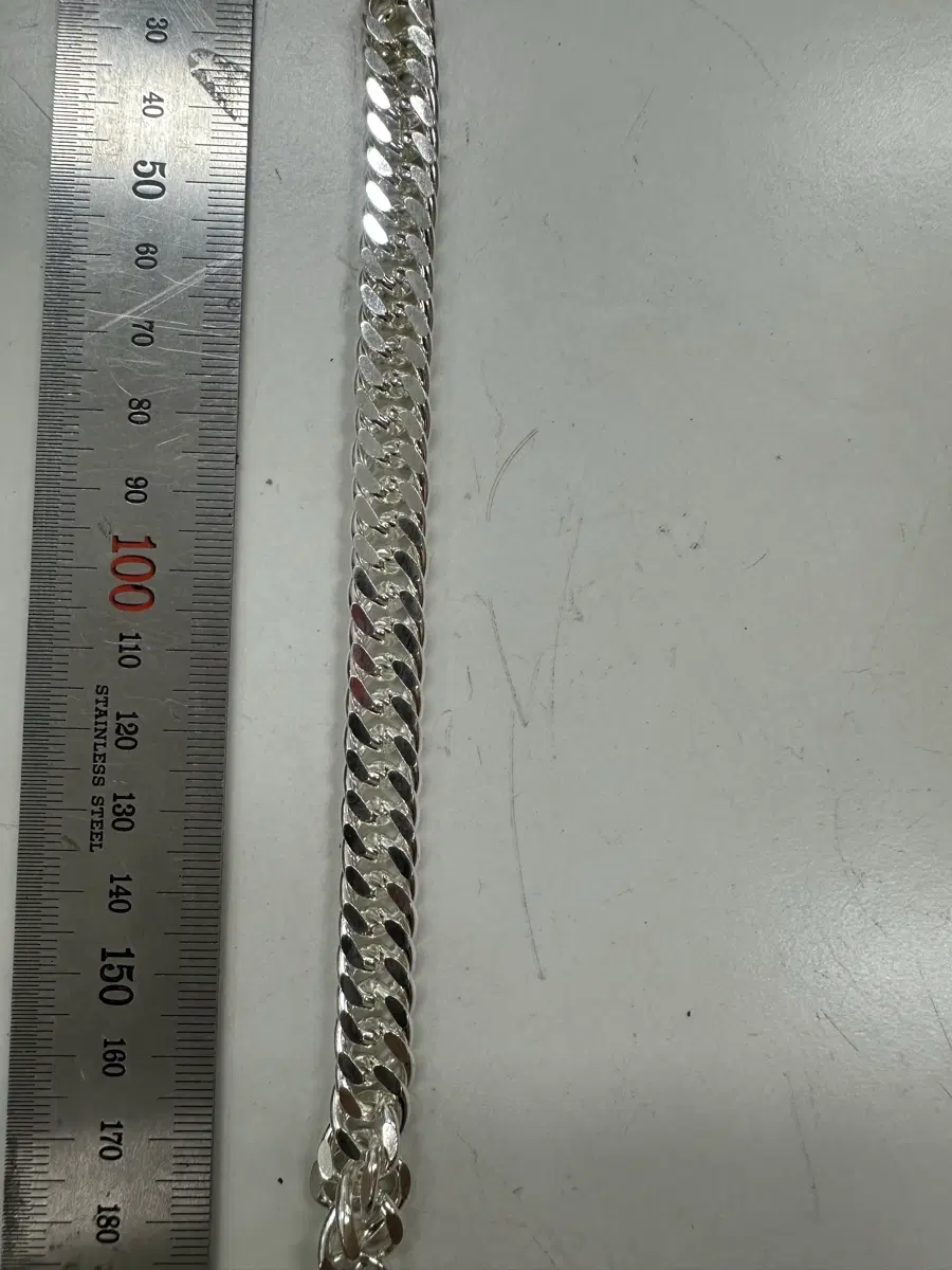 미사용 묵직하고 세련된 볼륨감 넘치는 굵은 실버 커브체인 쿠바링크 팔찌 판매합니다