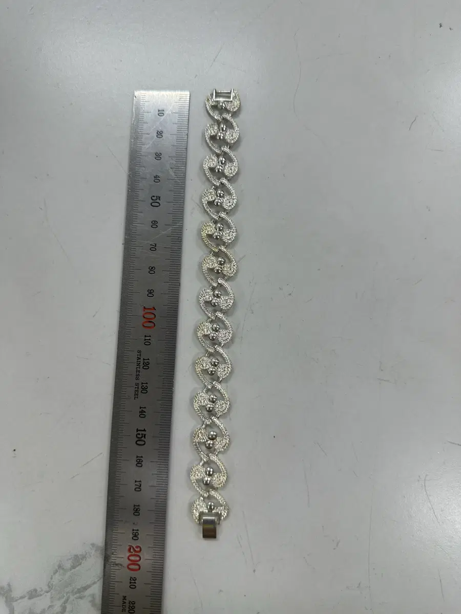 디자인 섬세한 입체 패턴과 중앙의 메탈 비드(구슬) 장식이 조화를 이루어 화려하면서도 볼륨감 있는 실루엣을 연출해 주는 패션 팔찌 팝니다