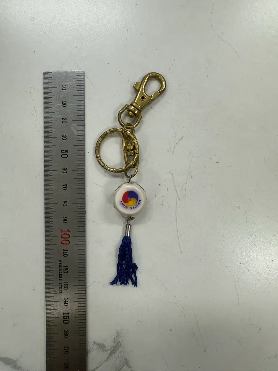 빈티지 레트로 국산 삼태극 태슬 금장 키링 열쇠고리 기념품 소품 팝니다 국산 빈티지 삼태극 문양과 푸른색 태슬이 어우러진 레트로 감성의 금장 키링입니다.