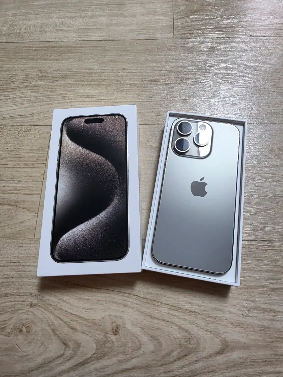 아이폰 15 프로 내추럴 티타늄 색상 256GB 부품용