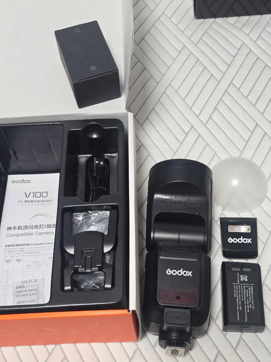 Godox V100 C 캐논용 플래시 판매합니다 사용시간 30분 미만