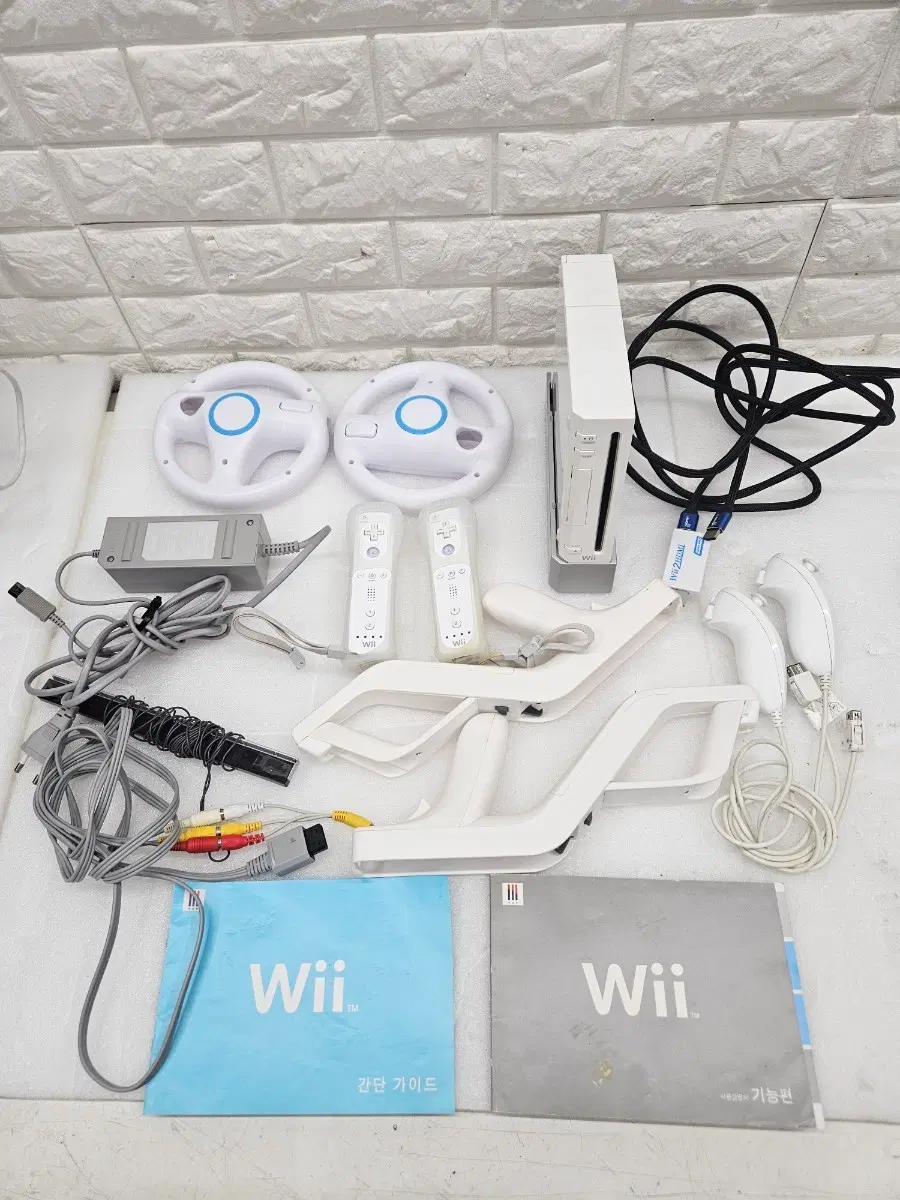 닌텐도 Wii 본체 및 주변기기 세트 입니다