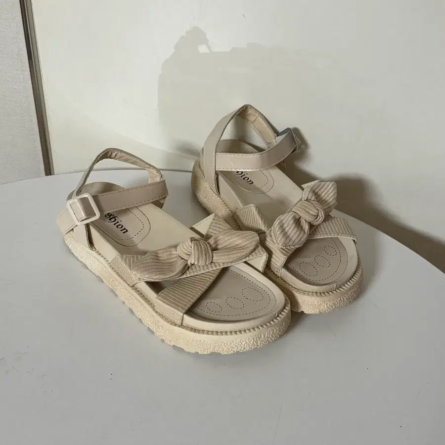 @새상품 240사이즈 4cm 연베이지 스트랩 샌들