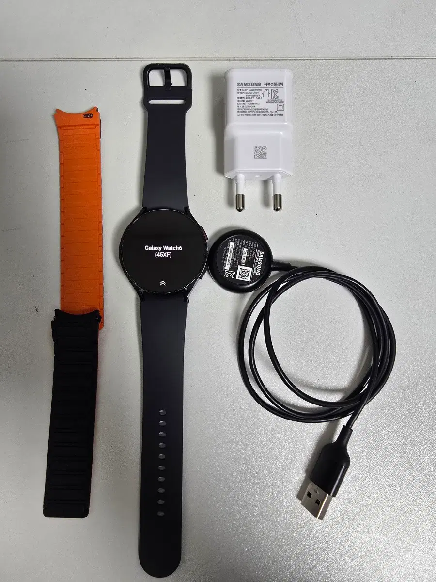 갤럭시 워치6 44mm 블랙 색상 LTE 버전 입니다.