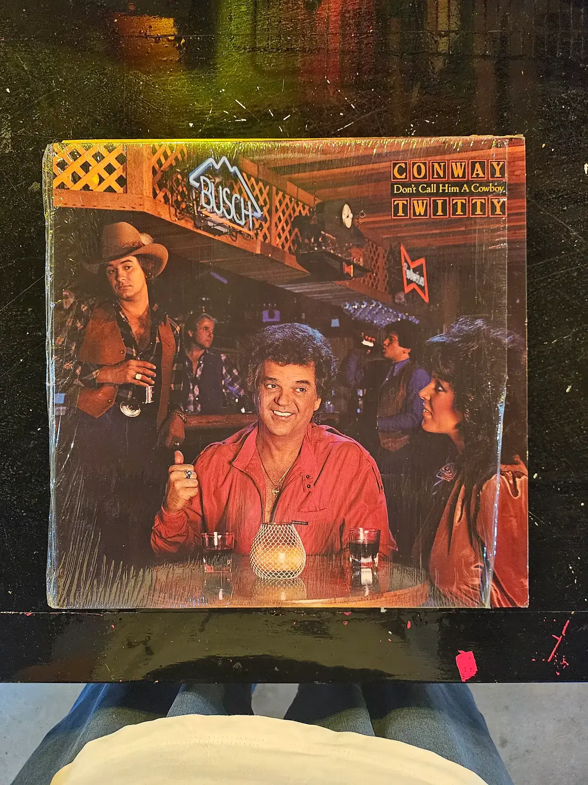 콘웨이 트위티(Conway Twitty)가 1985년에 발표한 대표적인 히트작 <Don't Call Him A Cowboy>
