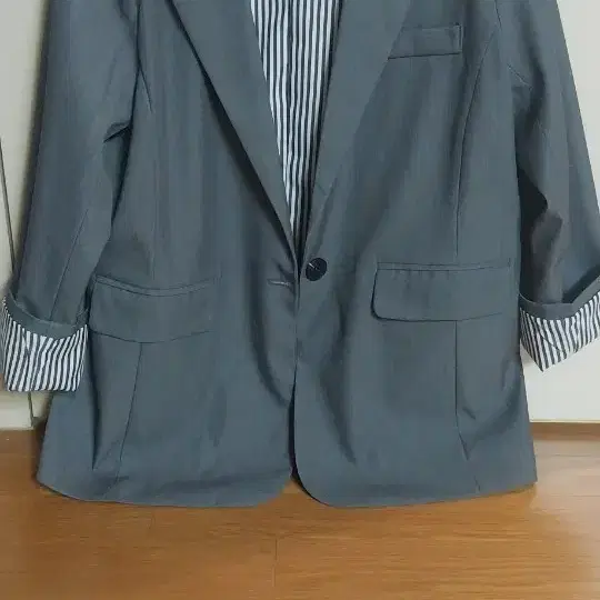 여성 그레이 색상 자켓