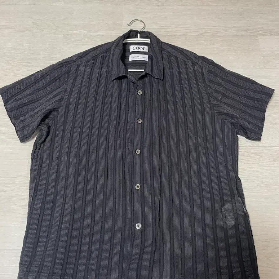 쿠어 시어 핀 오픈카라 하프 셔츠 블랙