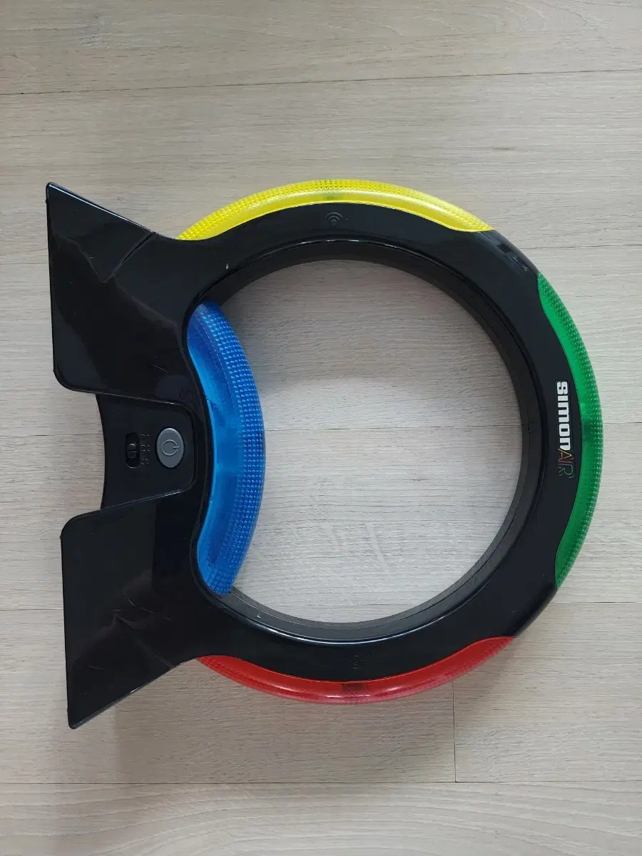 해스브로(Hasbro)사의 모션 센서 보드게임인 사이먼 에어(Simon Air)입니다.