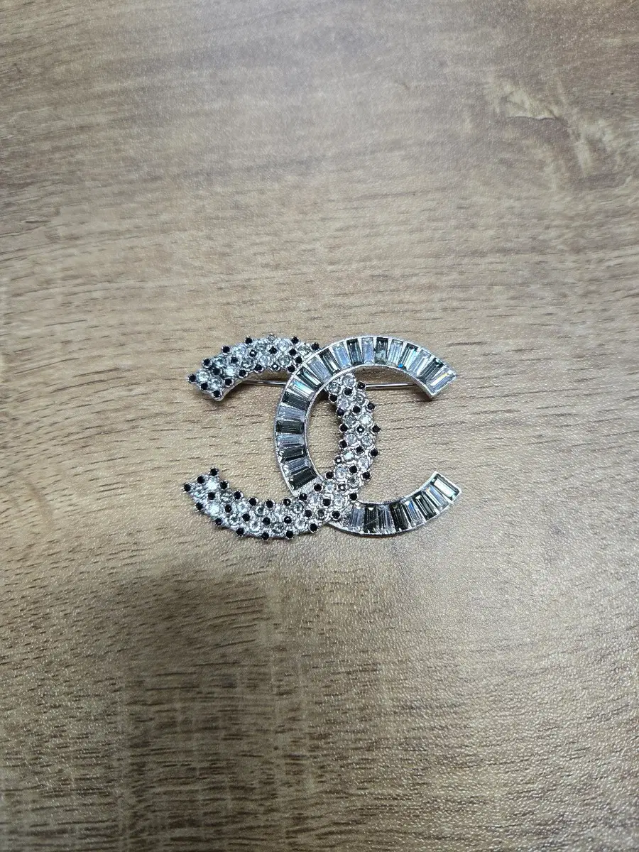 샤넬 CC 로고 브로치