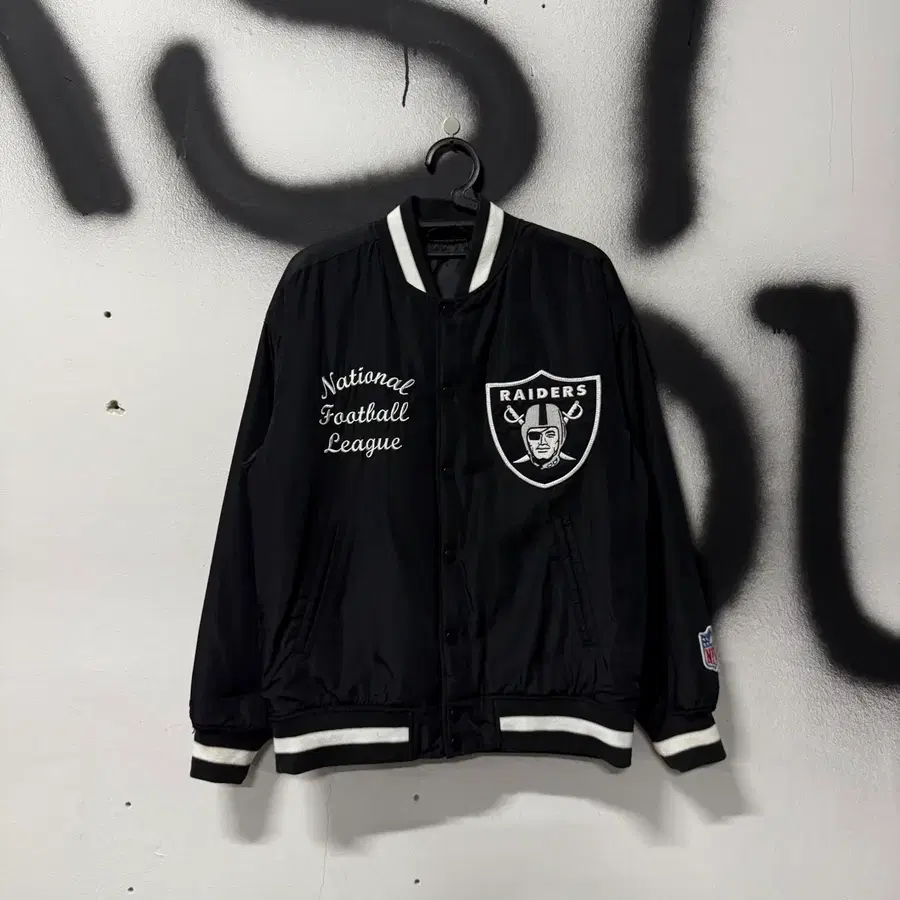Gu x NFL 레이더스 빅 패치 바시티 자켓 블랙