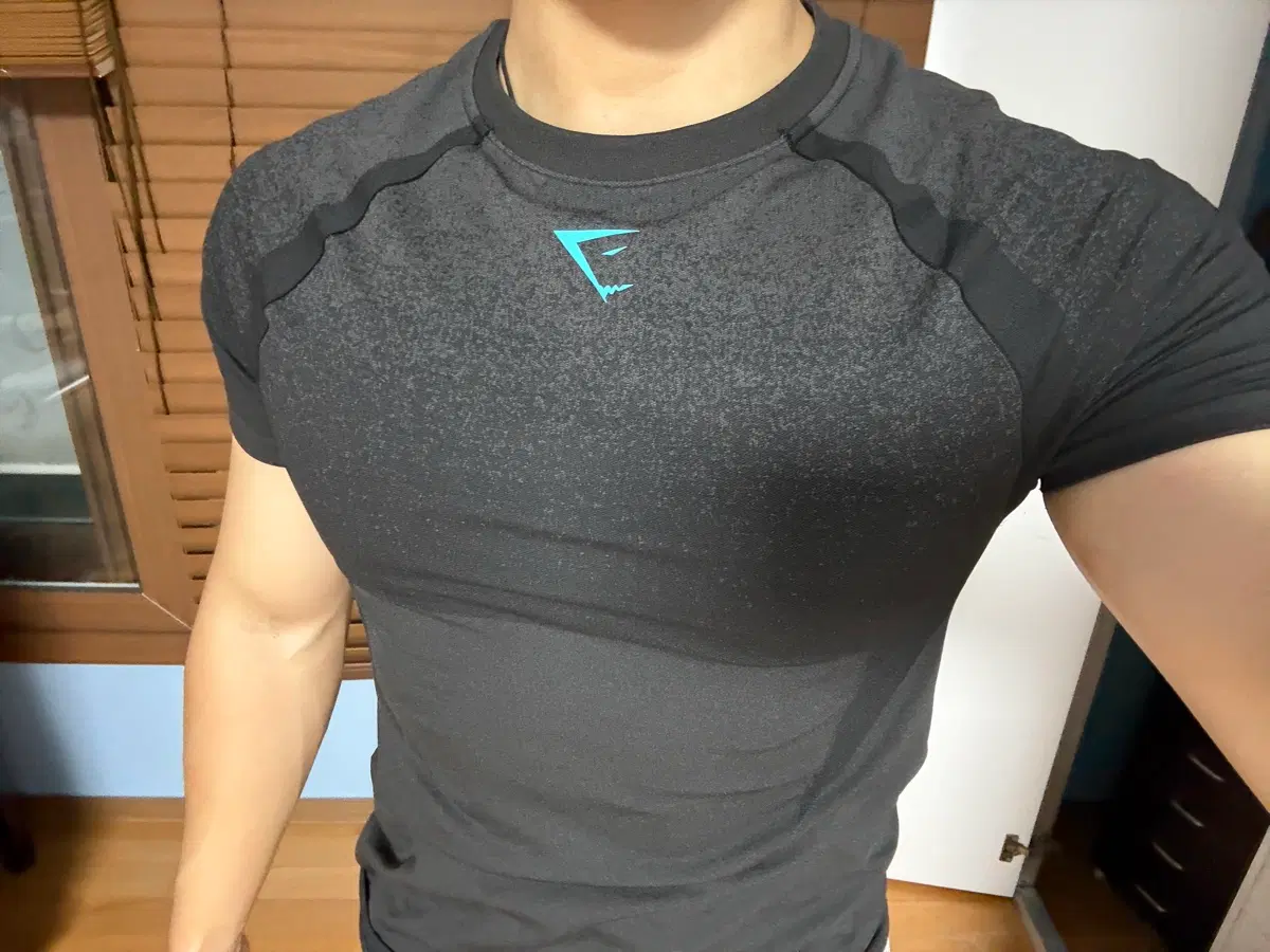 [새상품] L 짐샤크 쉐도우 블루로고 머슬핏티