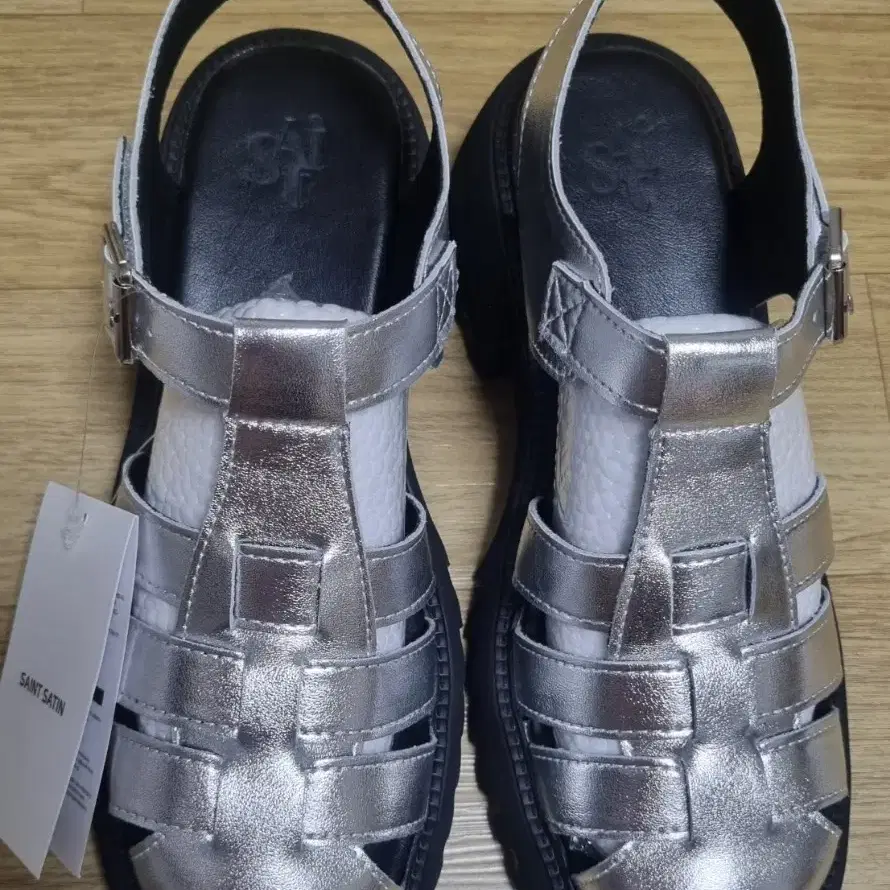 세인트세틴샤너 소가죽 글로시 피셔맨 샌들 (6cm) 실버 240