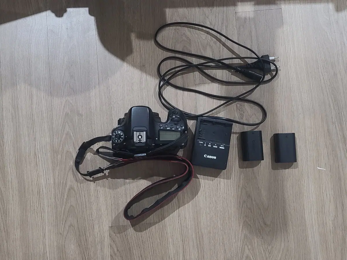 캐논 EOS 70D 카메라 바디만 팝니다.