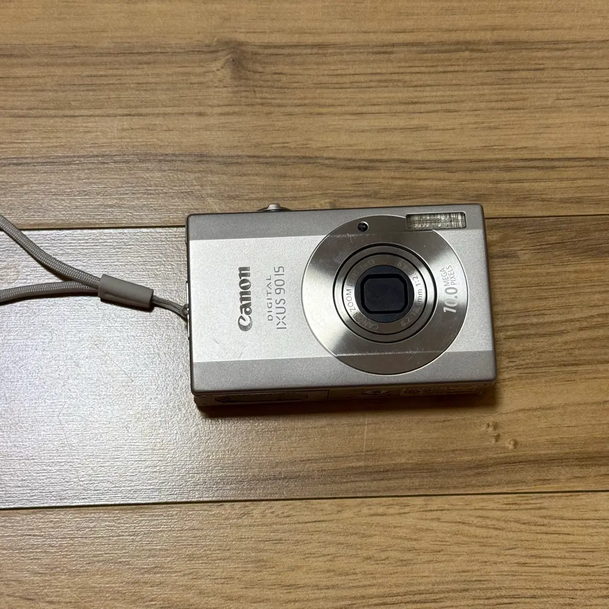 Canon IXUS 90 vintage digital camera