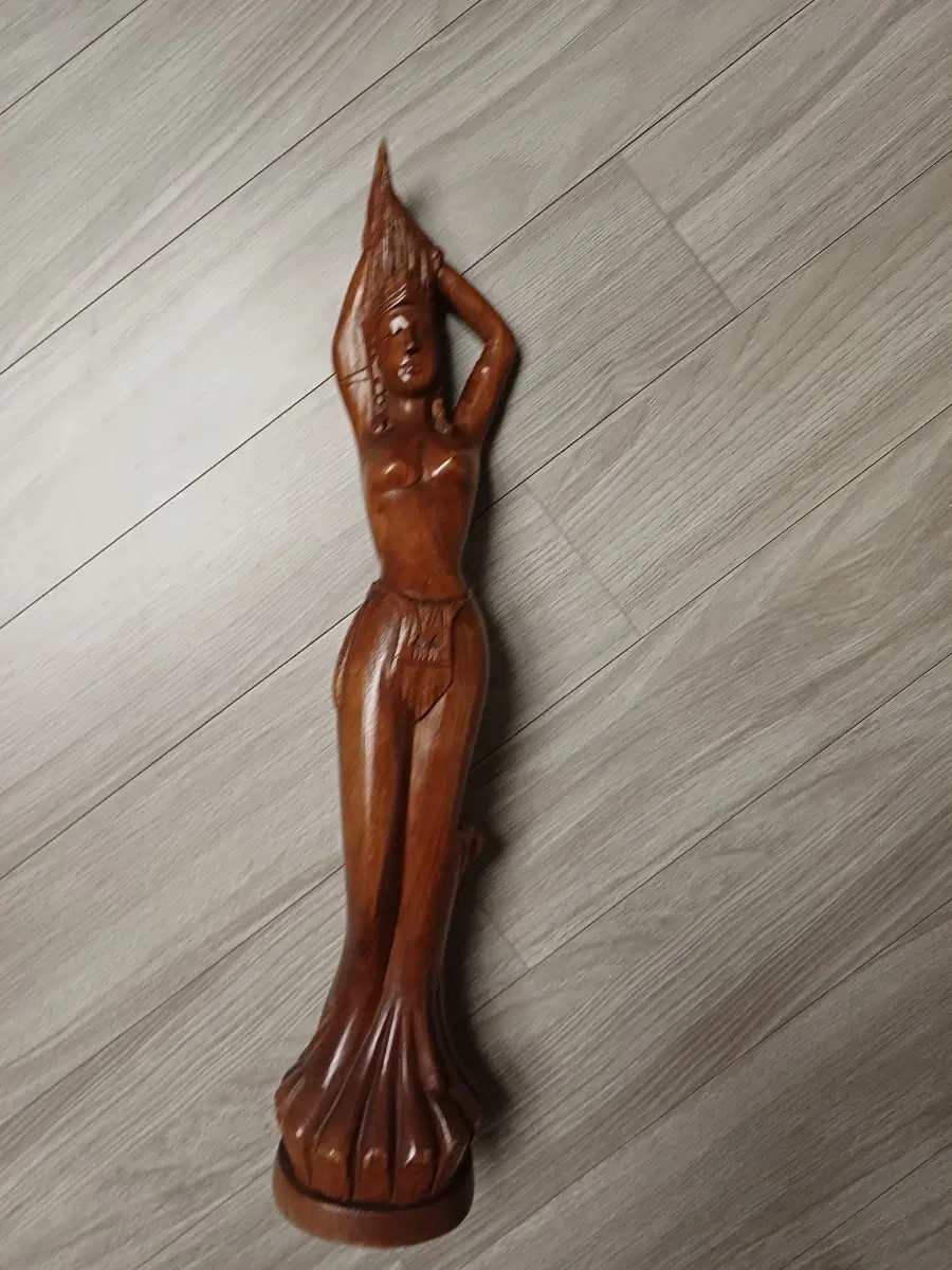 나무조각 여인상