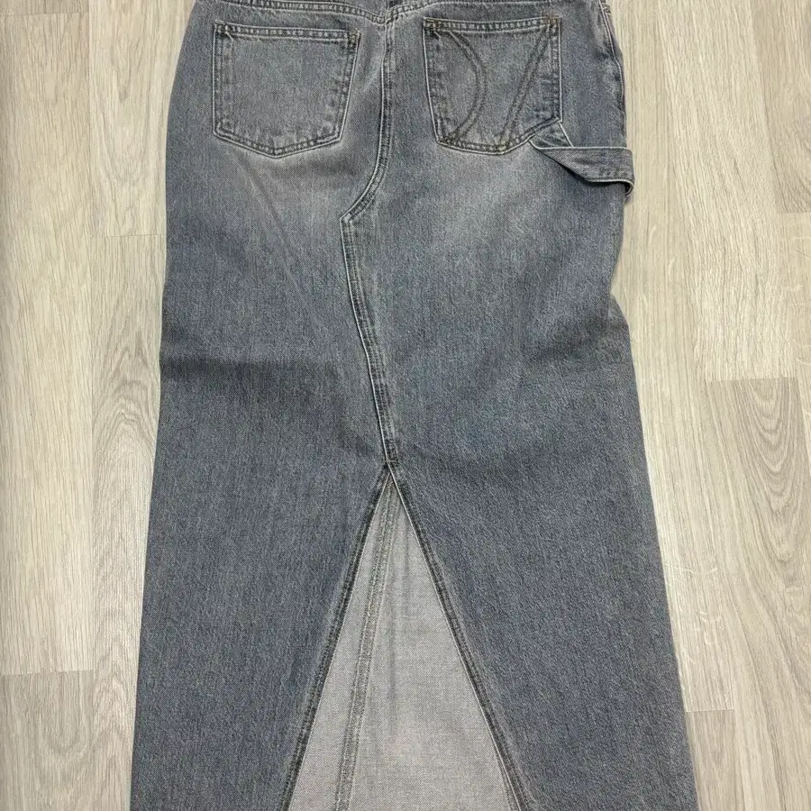 다이애그널 CURVED RISE DENIM SKIRT (blue grey)