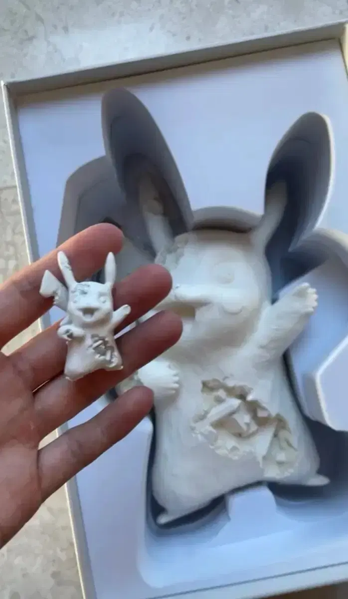 다니엘 아샴 포켓몬 피카츄 피규어 Daniel Arsham 화이트