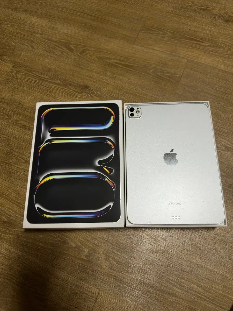 아이패드 프로 11인치 M4 256GB 실버 판매합니다.
