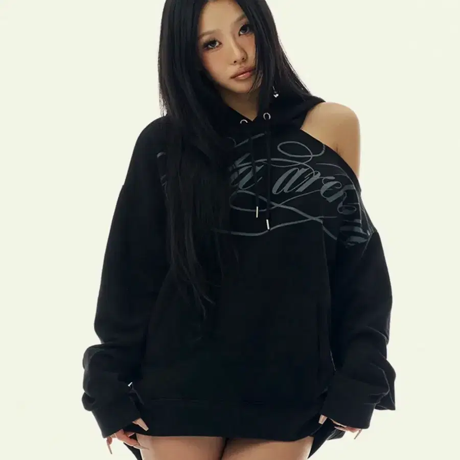 길라아카이브 SCRIPT LETTERING ONE SHOULDER HOODED_BLACK