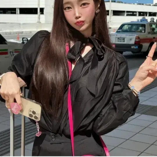 교신 새틴 로젤린 리본 블라우스 블랙 머플러 타이