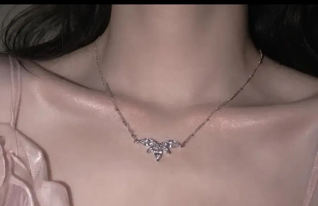 (장원영 민니 시은 쥴리 착용) 아이멜비 크리스탈 큐빅 세미초커 목걸이수량 1개 입니다.쨩한 컬러의 블루색상이라 너무 예뻐요:)사이즈-6.8x15.5cm 340ml