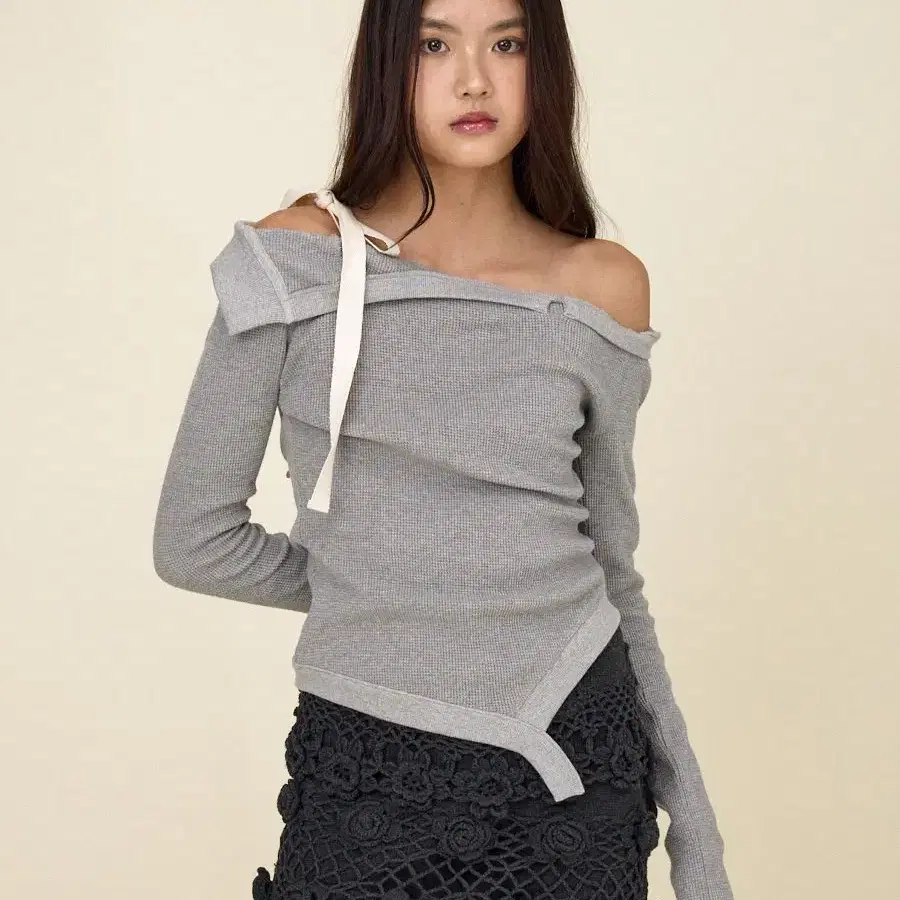 글로니 DEMI CUTOUT LONG SLEEVE 오프숄더 긴팔 티셔츠 S
