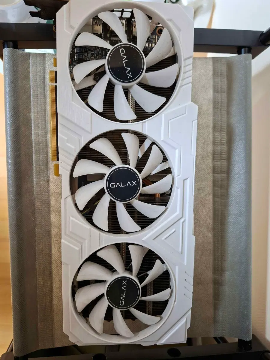 고장 RTX 2070 화이트