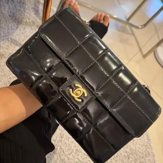 [정품] 샤넬 블랙 페이턴트 퀼팅 초콜릿바 체인백