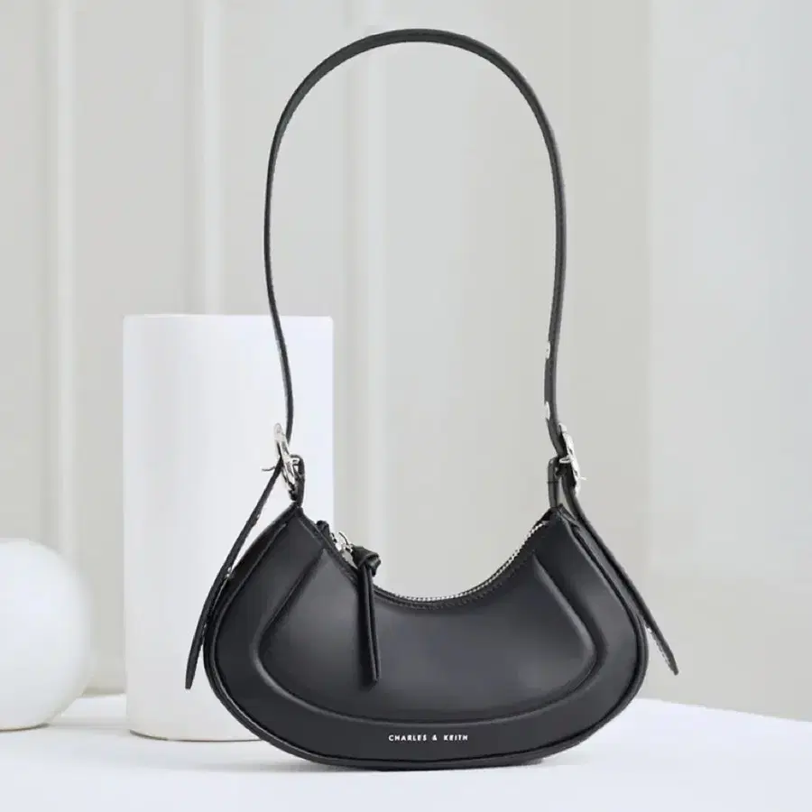 찰스앤키스 한소희 가방 | 페트라 커브 숄더백 Petra Curved Shoulder Bag - Black