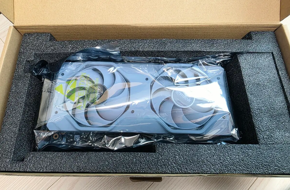 이엠텍 지포스 RTX 4060ti 8gb 화이트